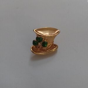 Avon Gold Tone Top Hat Brooch with Green Shamrock Accent
